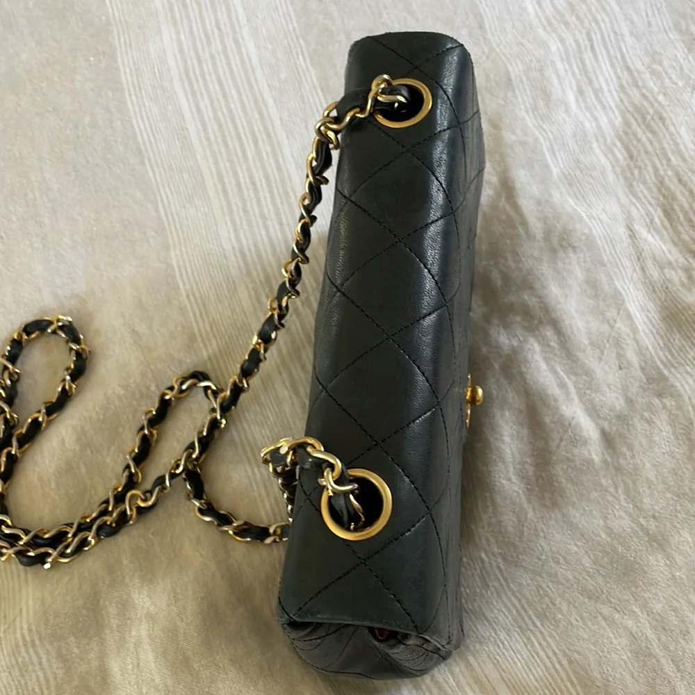 Chanel vintage black small single flap crossbody bag with gold hardware - Picture 6 of 13